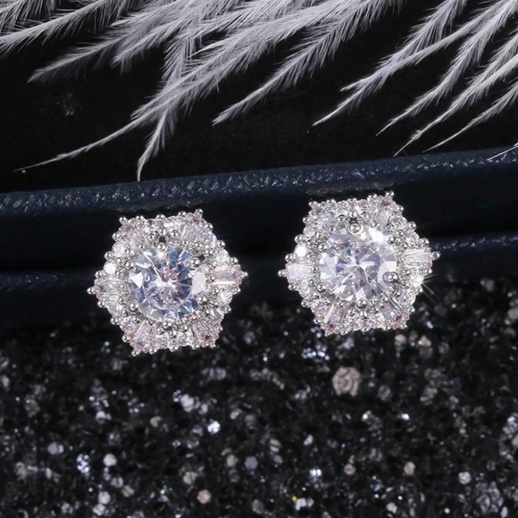 NEW 18K White Gold Diamond Stud Earrings - Picture 4 of 7